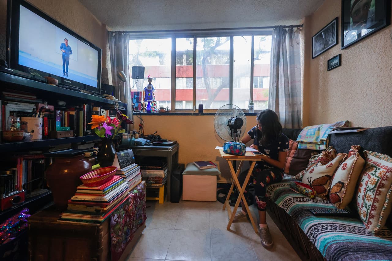 Lian, de 13 años, toma clases de secundaria viendo la televisión desde su casa. A pesar de las críticas, Moctezuma insiste en que la decisión de apoyarse en grandes televisoras para transmitir las clases durante todo el día se debe a que la mayoría de los hogares tiene un televisor. "Tal vez otros países
<b>no poseen el tamaño de corazón de madres y padres como los nuestros</b>, quizás nuestros niños, niñas y jóvenes deseen aprender más que nadie en el mundo", dijo respecto al esfuerzo de las familias para que los estudiantes continuén con su formación.