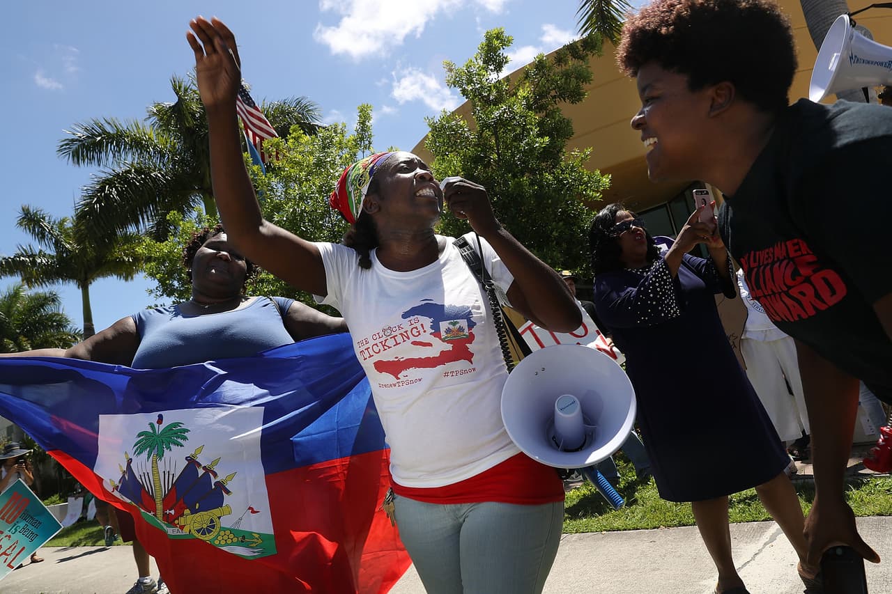 <b>Haitianos por el TPS (21 de mayo). </b>Inmigrantes haitianos protestan en Fort Lauderdale, Florida, por la extensión del Estatus de Protección Temporal (TPS) con el que viven legalmente en EEUU. Este permiso fue activado en 2010 por Barack Obama después del terremoto que devastó el país caribeño y fue
<b><a href="https://www.univision.com/noticias/inmigracion/eeuu-cancela-el-tps-de-haiti-y-da-a-sus-beneficiarios-hasta-julio-de-2019-para-salir-del-pais">eliminado por el Departamento de seguridad Nacional de la administración de Donald Trump</a></b> el 20 de noviembre de 2017.