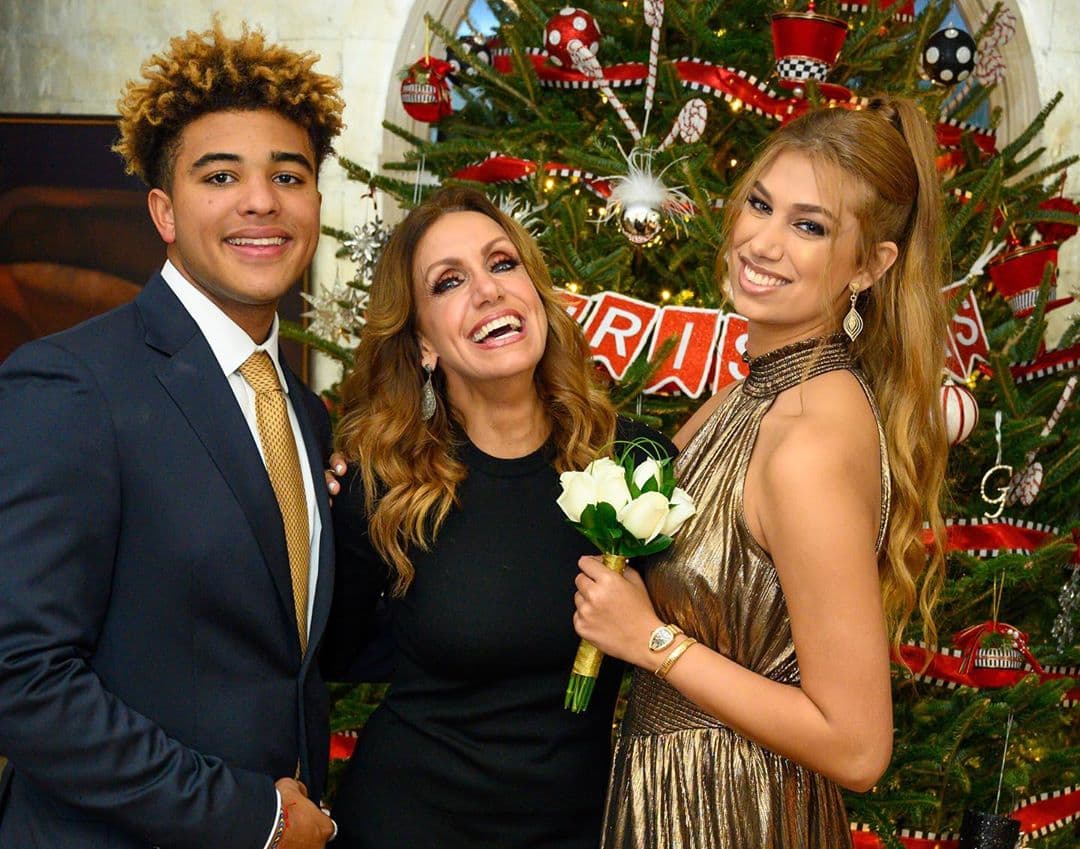 “El tiempo vuela, un día están correteando y jugando por la casa, y de repente ya están camino a graduarse disfrutando del baile de la escuela. Que orgullosa me haces mi Lina, mi princesa, mi chiquitica”, comentó en la publicación donde compartió varias imágenes en compañía de Lina y Gianco Rice, el 
<b><a href="https://www.univision.com/shows/el-gordo-y-la-flaca/en-fotos-los-mejores-momentos-de-lina-luaces-la-hija-de-la-flaca-junto-a-su-novio-a-un-ano-de-relacion-fotos">novio de su hija</a></b>.