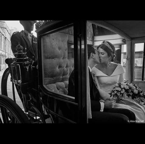 En otra de las imágenes el fotógrafo logró capturar un momento íntimo de los recién casados, mientras iban a bordo de un carruaje por las calles de Windsor.