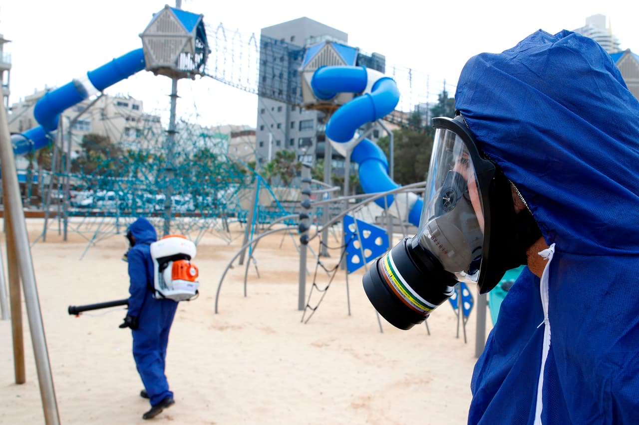 <b>Israel.</b> Ha negado la entrada de ciudadanos extranjeros desde el 12 de marzo, pero "el permiso para ingresar a Israel se considerará para los ciudadanos extranjeros que puedan probar que tienen un lugar y que puedan pasar un aislamiento de 14 días". Esta excepción no se aplica a los que lleguen de China, Corea del Sur, Tailandia, Italia, Macao, Singapur, Hong Kong, Japón y Egipto.
<br>