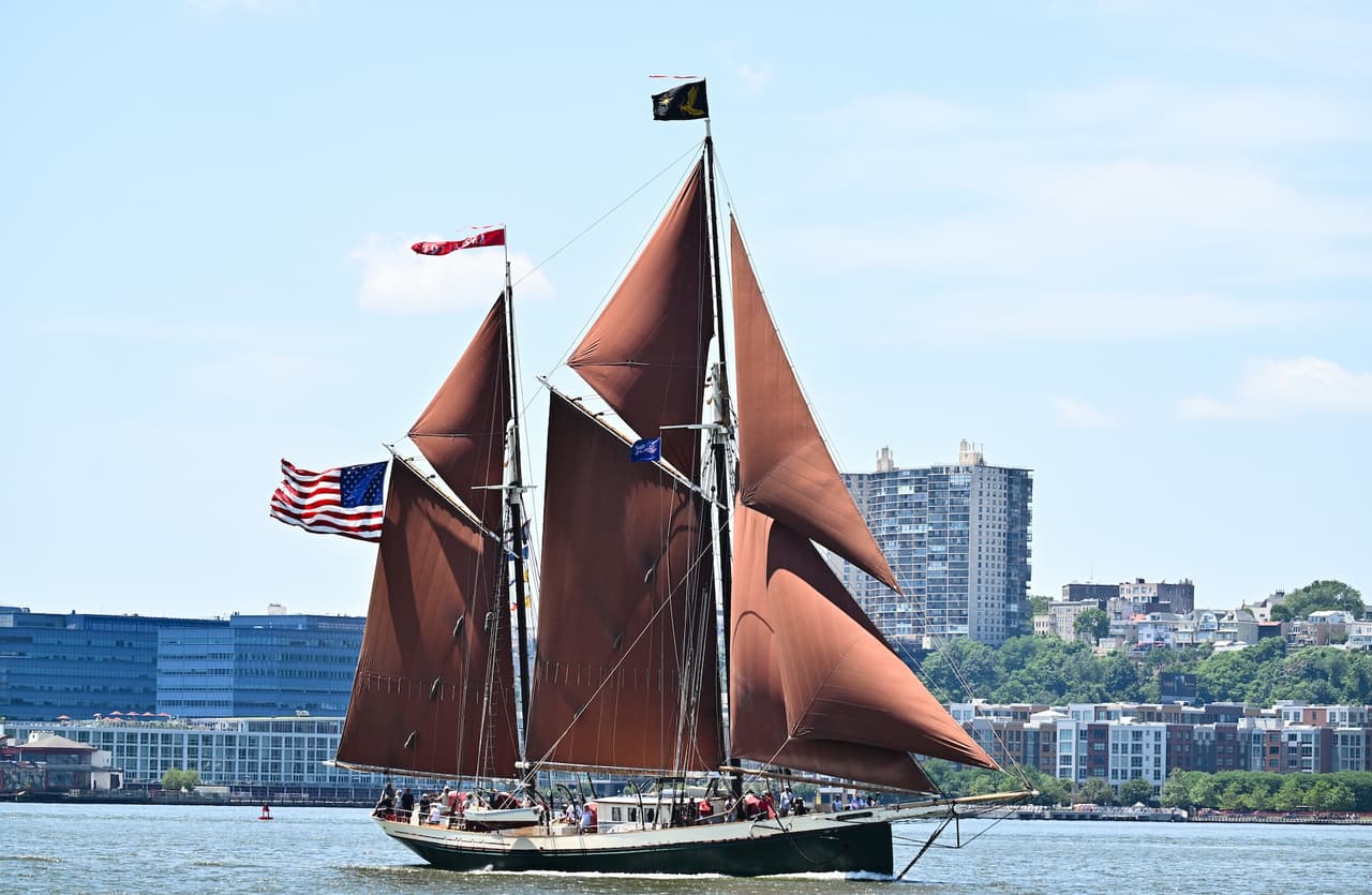 Angelique, originaria de Maine, participa en el desfile náutico Sail4th 250.