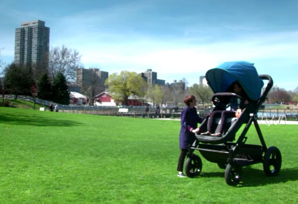 ¡Vamos de paseo!: Crean enorme carreola para adultos