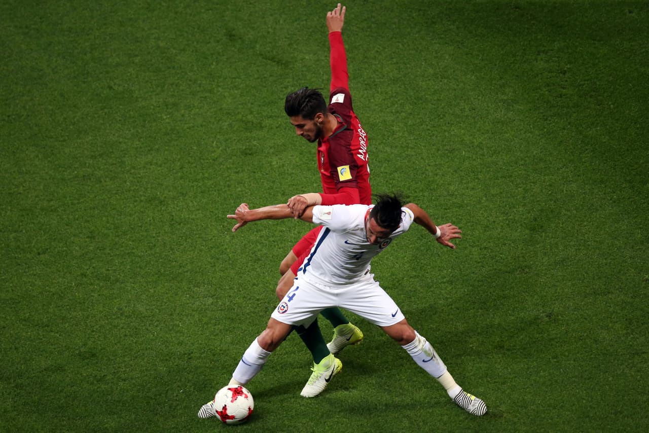 El primer tiempo mantuvo la igualdad y el manejo compartido del balón. Ni Portugal pudo contragolpear ni Chile llegar con claridad.