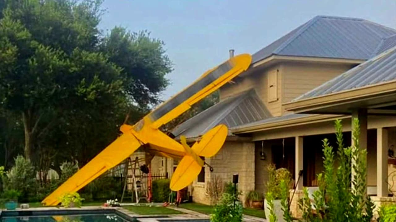 Avioneta se estrella contra una vivienda cerca de pista aérea en el condado de Fort Bend
