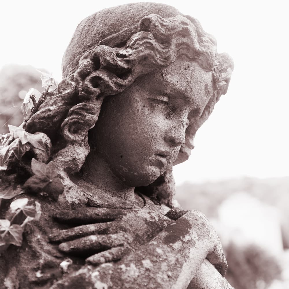 - Si necesitas mayor 
<b>concentración</b> en los estudios y que te vaya bien en los exámenes, acude al arcángel 
<b>Uriel</b>.