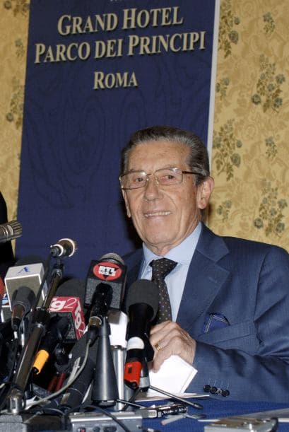 El 14 de julio del 2006 se castigó a la Juventus con el descenso a la Serie B, además de la revocación de scudetto de la temporada 2004-2005 y la no asignación del título del 2005-2006 tras encontrarlos culpables de interceptaciones telefónicas e influencia en la designación de árbitros. Además la ‘Juve’ inició con 17 puntos de castigo esa temporada en la Serie B. Otros clubes sancionados por este escándalo fueron la Lazio, la Fiorentina y el Milan.