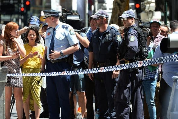 Los agentes policíacos le daban instrucciones a la ciudadanía sobre cómo evitar la zona.