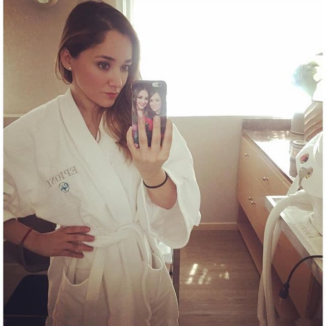 Se consiente en sesiones de spa para relajarse y cuidar su piel.