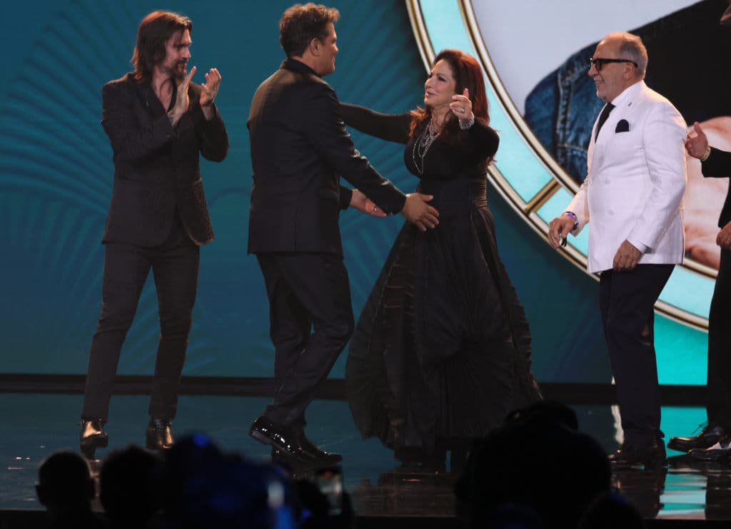 Juanes, Carlos Vives, Gloria Estefan y Emilio Estefan en el escenario del concierto en homenaje a Carlos Vives que se realizó 2024 en el Miami Beach Convention Center.
