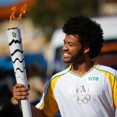 La cobertura periodística que lo lanzó a la fama fue realizada por este intrépido muchacho desde Twitter, 
<b>utilizando su teléfono celular para transmitir en vivo el video de 7,200 soldados luchando contra pandillas en Alemao y reportando los hechos con mayor precisión que los noticieros</b>. Pronto a entrar a la universidad, este portador de la antorcha olímpica en Rio publicará un libro sobre el impacto de las Olimpiadas en su ciudad.