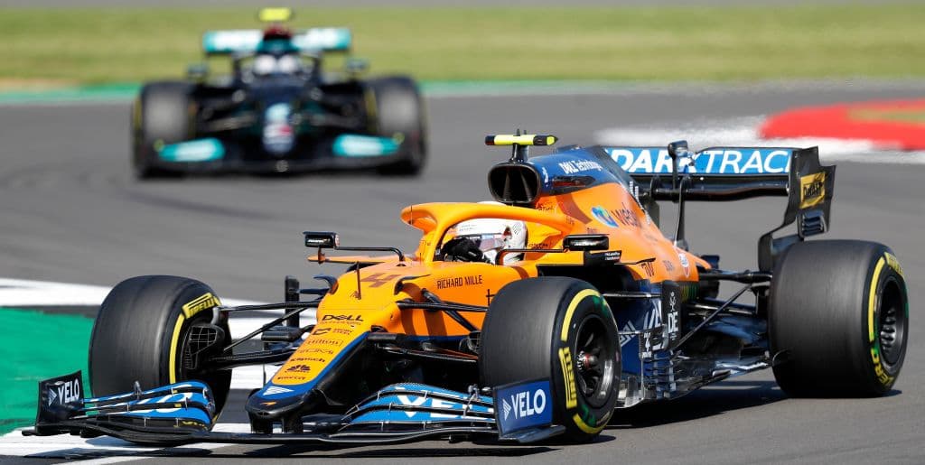 Termina el Grand Prix de Gran Bretaña con un mal sabor de boca. Lewis Hamilton se lleva el podio en casa a pesar de haberle chocado la monoplaza a Max Verstappen de Red Bull y dejarlo fuera de la contienda. Charles Leclerc logra su primer podio en segunda posición y Valtteri Bottas se queda con la tercera plaza. El piloto mexicano Sergio Pérez le roba un punto a Hamilton pero queda en 16.