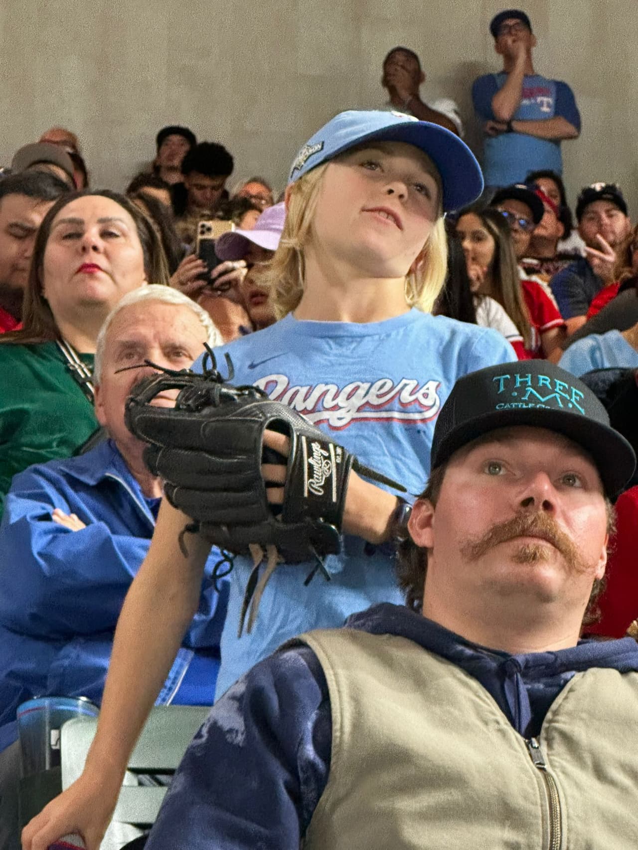 Niños también están en el Watch Party en la casa de los Texas Rangers mientras que el equipo texano juega en Arizona.