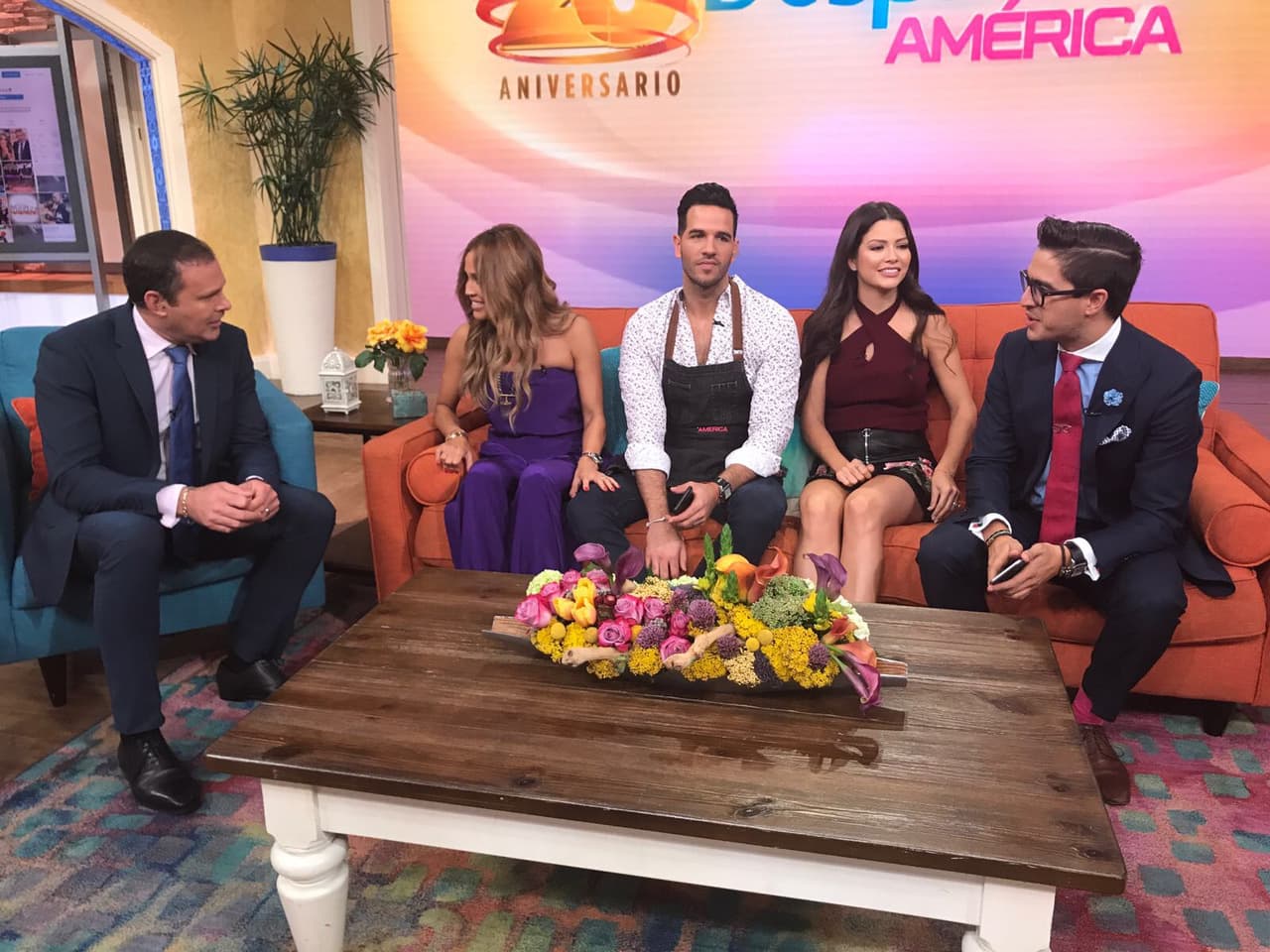 La familia de Despierta América reunida para compartir un gran anuncio.