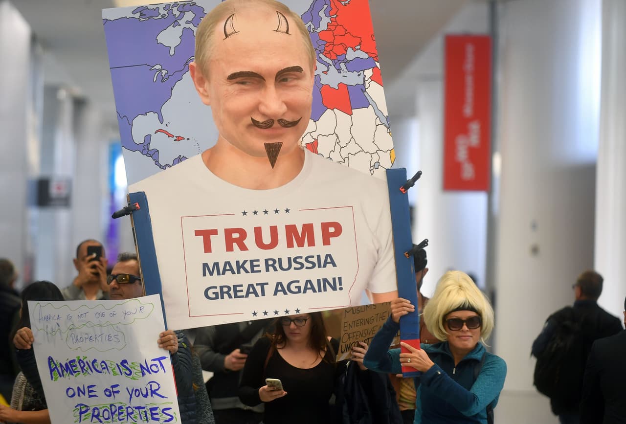 Manifestantes se reunieron en el aeropuerto internacional de San Francisco para protestar contra la orden ejecutiva firmada por el presidente Donald Trump que prohíbe la entrada de inmigrantes de siete países con mayoría musulmana a Estados Unidos durante los siguientes 90 días.