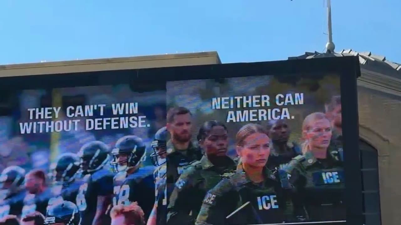 Super Bowl 2026: ¿Qué se sabe de los anuncios y calcomanías en apoyo a ICE cerca del evento deportivo?
