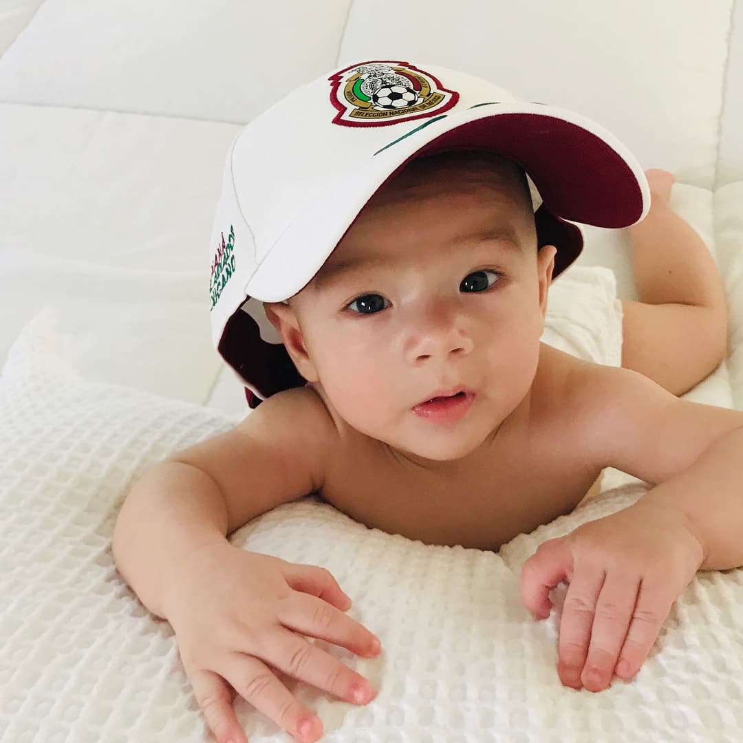 Liam llegó al mundo el 16 de febrero de 2018 y desde muy chico ya portaba el escudo de la selección de fútbol mexicana.