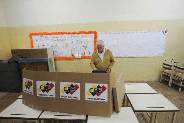 Diciembre 16- Se llevan a cabo las elecciones regionales en Venezuela, donde el oficialismo dominó en 20 de los 23 estados del país. Sin embargo, el excandidato presidencial Henrique Capriles resultó reelecto como gobernador.