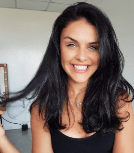 En la trama Samara es una mujer caprichosa y vengativa. Está locamente enamorada de 
<b><a href="http://www.univision.com/series/la-tierra-prometida/sydnei-sampaio-es-josue-en-la-tierra-prometida">Josué</a></b>.