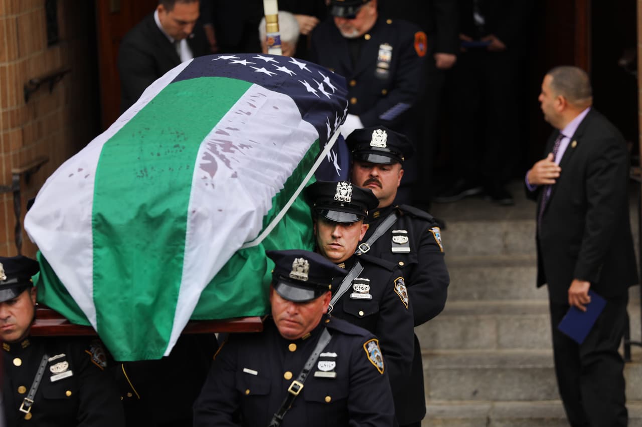 Luis Alvarez, el detective de la policía de Nueva York que lideraba la lucha por el Fondo de Compensación a las Víctimas de
<a href="https://www.univision.com/local/nueva-york-wxtv/fotografias-interactivas-nueva-york-antes-y-despues-de-los-ataques-del-11-de-septiembre">los ataques del 11 de septiembre de 2001</a>, fue velado en una concurrida ceremonia realizada en la Iglesia de la Inmaculada Concepción de Astoria, Queens.