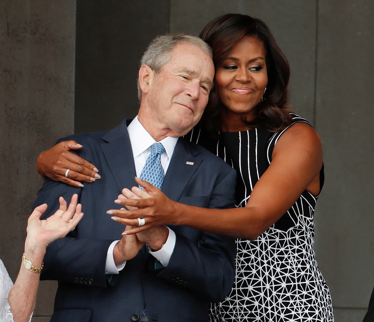 El abrazo entre la Primera Dama Michelle Obama y George W. Bush ha sido una de las imágenes más emotivas de la inauguración del Museo Nacional de la Historia y Cultura Afroamericana.