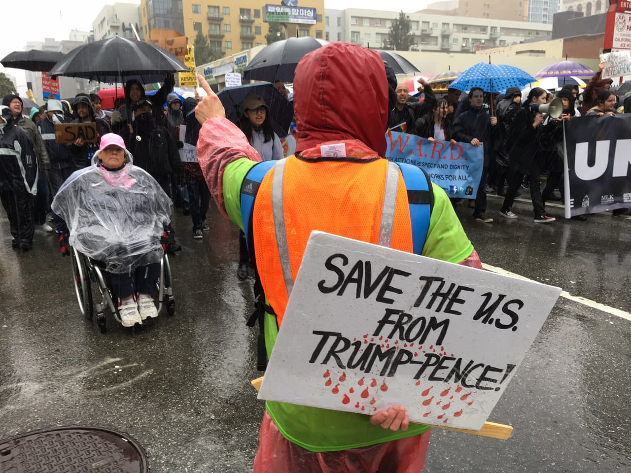 El avance de la marcha de mayor convocatoria por el bulevar Olympic en el centro angelino.