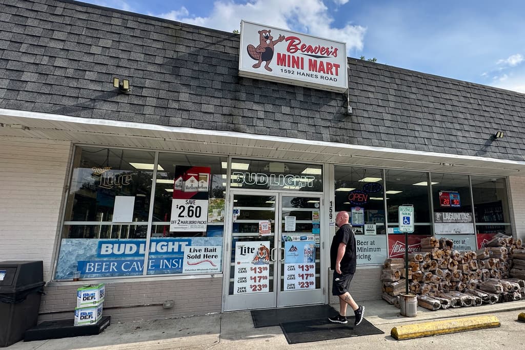 Un cliente entra en Beaver's Mini Mart en Beavercreek, Ohio, el viernes 14 de agosto de 2026. (Foto AP/Julie Carr Smyth)