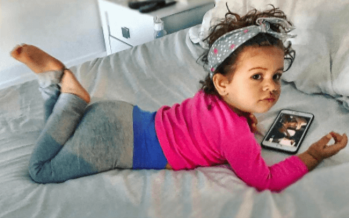 También es la compañera inseparable de papá, que disfruta cada instante junto a ella.