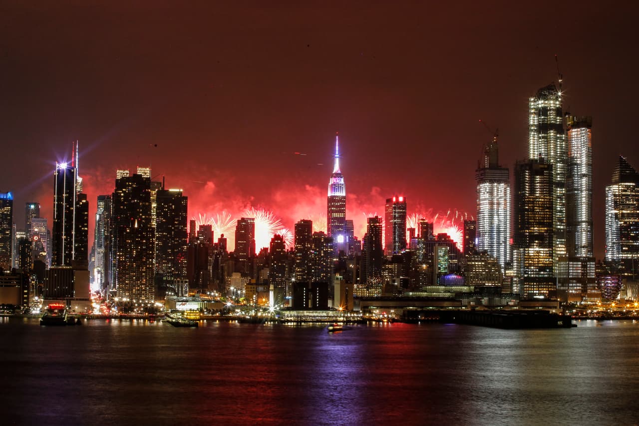 Nueva York iluminada por los fuegos artificiales del Día de la Independencia.