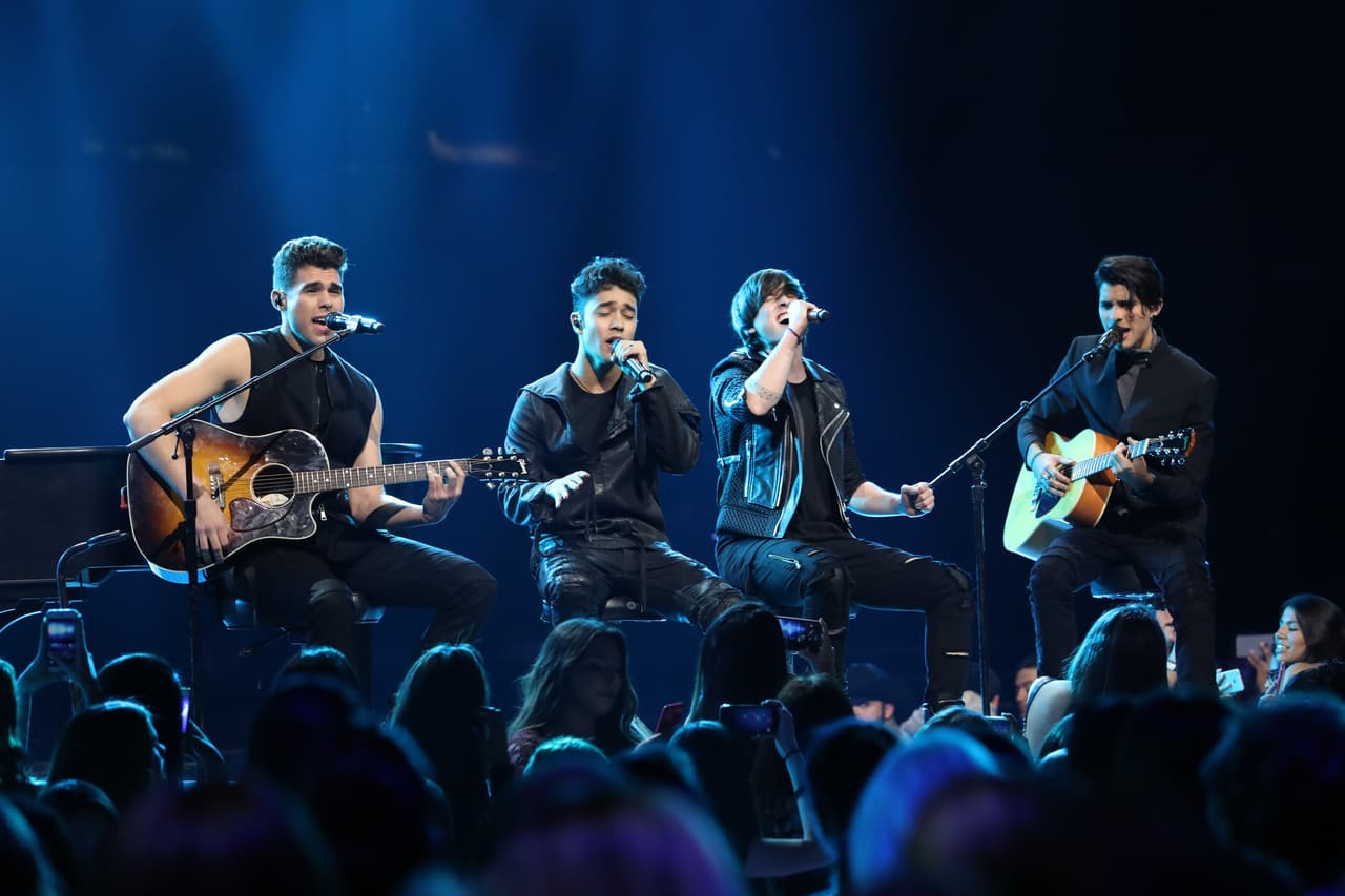 Los cinco cantaron suavemente.