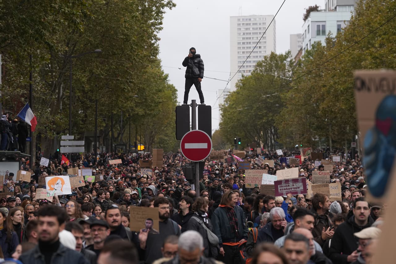 Manifestantes marchan durante una protesta contra el aumento del costo de vida en París, el sábado 24 de octubre de 2026.