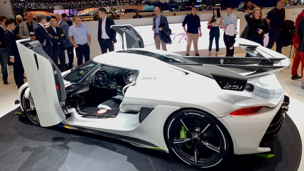 <h3 class="cms-H3-H3">Koenigsegg Jesko</h3>
<br>El 
<a href="https://www.univision.com/carros/ginebra-2019-koenigsegg-jesko-1-600-hp-por-3-millones-fotos">Jesko</a> es el diseño más innovador de Koenigsegg en mucho tiempo, y como era de esperarse sus prestaciones son espectaculares. Su V8 de 5.0 litros dobleturbo produce 1,280 caballos de fuerza al ser alimentado de gasolina o,1,600 caballos de fuerza cuando utiliza biocombustible E85. Su aerodinámica mejorada, subrayada por el enorme alerón trasero, produce 1,000 kilogramos de carga aerodinámica, y el nuevo diseño de su chasis, hecho de fibra de carbono, permitió dotarlo de más visibilidad y espacio interior. ¿Su precio? Solo 3 millones de dólares.