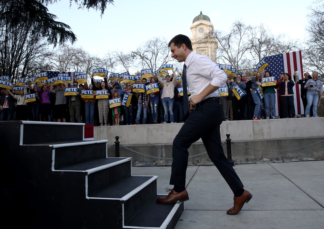 La gente recibió al candidato mientras coreaba "Buttigieg, Buttigieg".