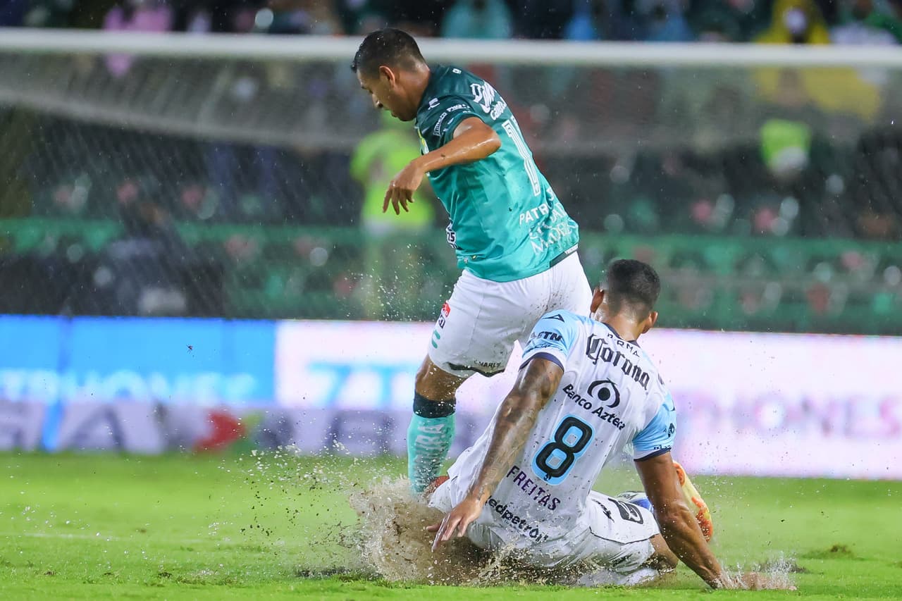 El exceso de agua en algunas partes de la cancha provocó faltas no deseadas, interrumpciones en el avance y choques accidentales.