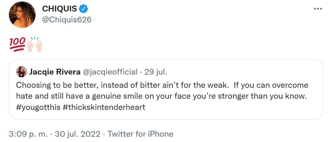 También alzó las manos ante un tuit que publicó
<b><a href="https://www.univision.com/famosos/un-dueto-con-chiquis-jacqie-rivera-responde-asi-a-una-posible-colaboracion-con-su-hermana-fotos" target="_blank"> su hermana Jacqie Rivera</a></b>: "Elegir ser mejor, en lugar de amargado, no es para los débiles. Si puedes superar el odio y aún tener una sonrisa genuina en tu rostro, eres más fuerte de lo que crees". 
<br>