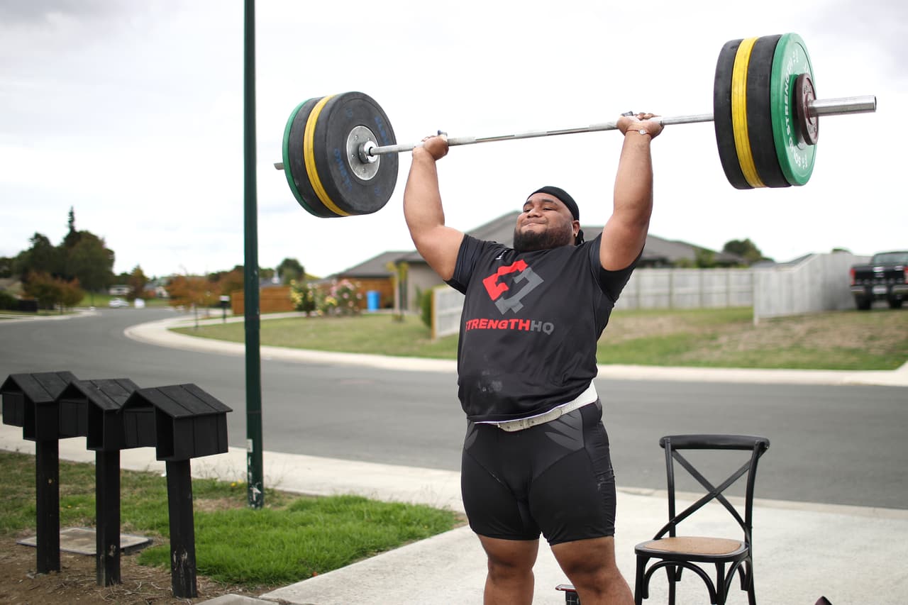 David Liti, miembro del equipo de levantamiento de pesas Nueva Zelanda, realiza sus entrenamientos aislado en el garaje de su casa en Te Kauwhata. 8 de abril.