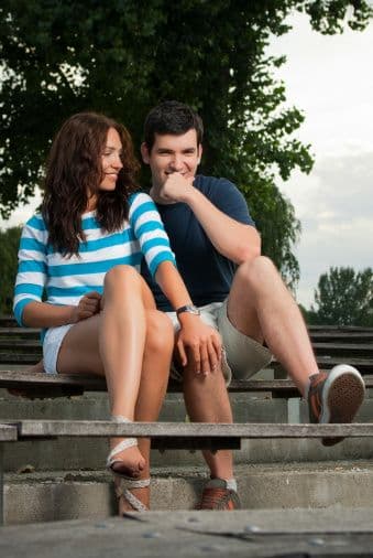 Los piscianos y piscianas no se acomodan bien en lugares donde hay mucho bullicio o alboroto, prefieren mejor los sitios con un ambiente relajado, distendido, en los que puedan hablar de cuestiones del corazón y expresar sus sentimientos de forma apacible y tranquila.