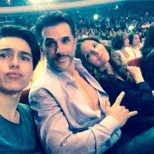 Issabela Camil ve a Sergio Mayer Mori como otro de sus hijos.