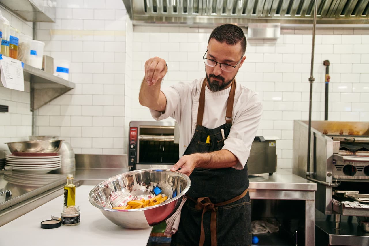 En Nueva York se venden
<b> las papas fritas más caras del mundo</b> y, entre otras cosas, incluyen un “touch” de una de las marcas de champagne más selectas del mundo: Dom Perignon.