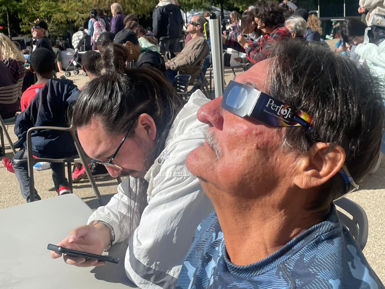 En el museo de ciencia Perot de Dallas también cientos de personas se reunieron para ver el eclipse solar anular.
