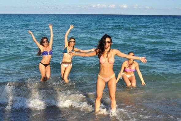 Las chicas de Nuestra Belleza Latina se escaparon a la playa y deleitaron a los caballeros con sus espectaculares curvas latinas.