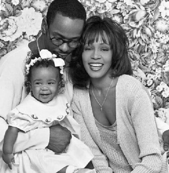 A simple vista Whitney, su hija y su marido Bobby Brown, parecían felices, pero a puerta cerrada había violencia doméstica.