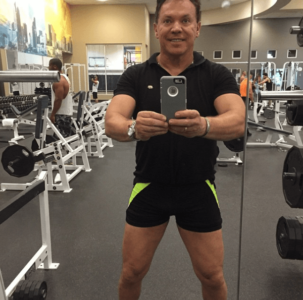 "Estoy haciendo una obra [...] donde hago a un travesti retirado. Yo creo que no supo diferenciar de la ficción con la realidad", finalizó el actor.