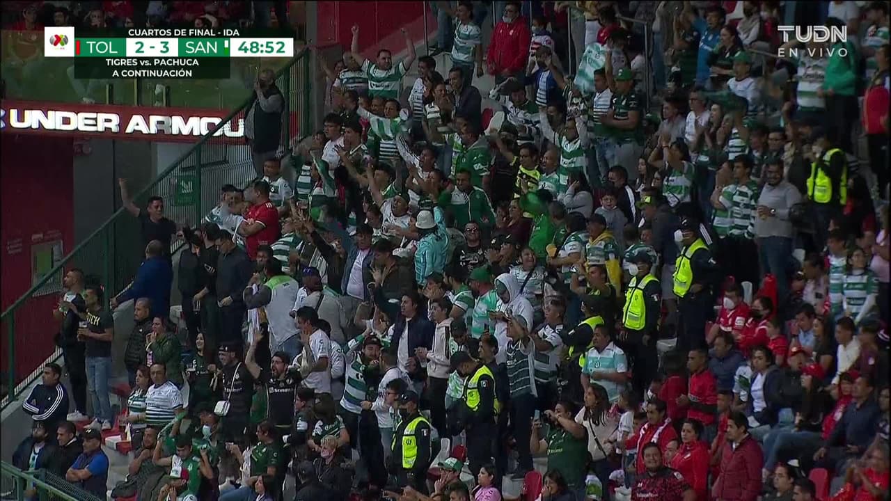 ¡GOL!  anota para Santos Laguna. Eduardo Aguirre