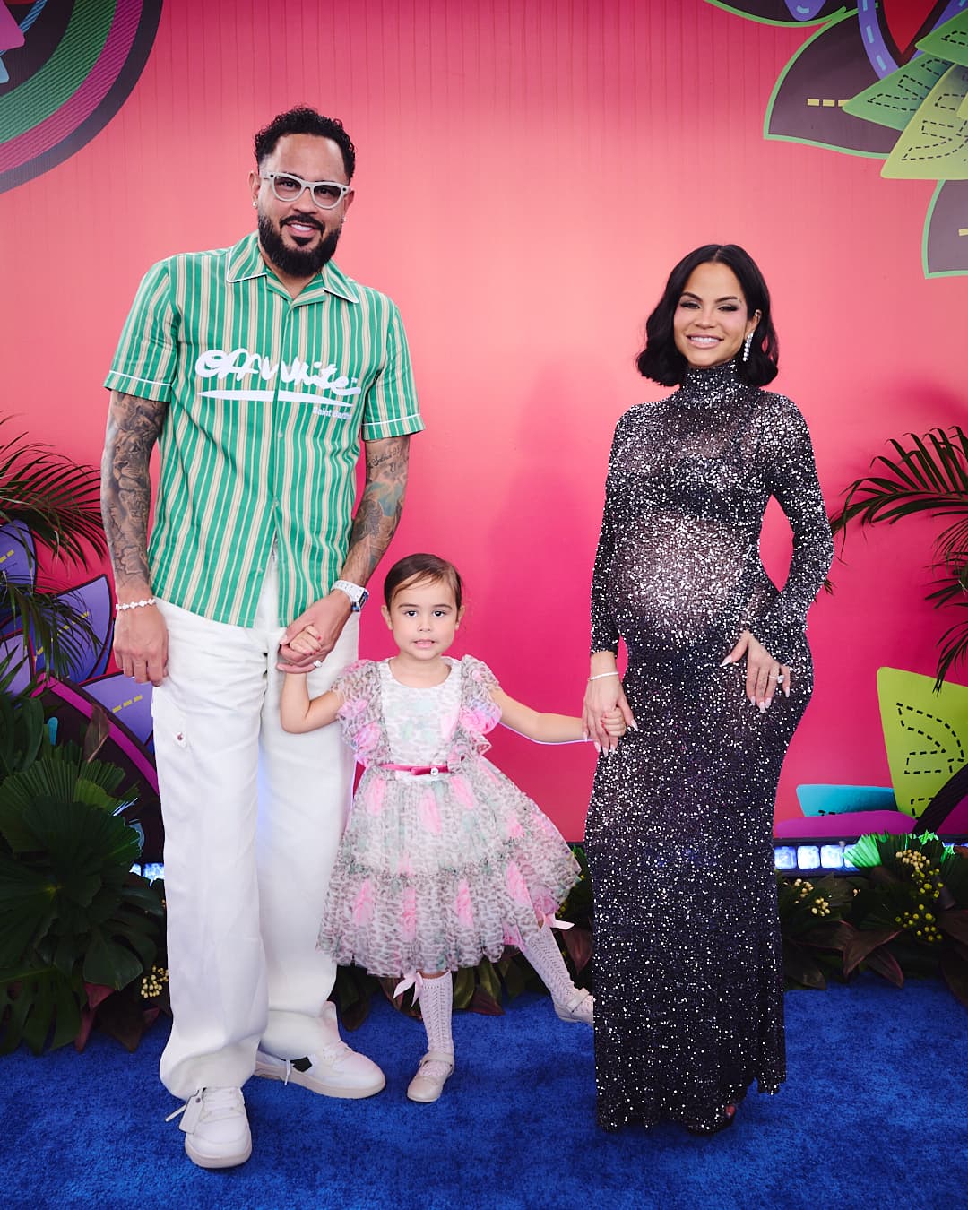 <b>Natti Natasha </b>llegó muy bien acompañada junto a Raphy Pina y su pequeña hija, Vida Isabelle.