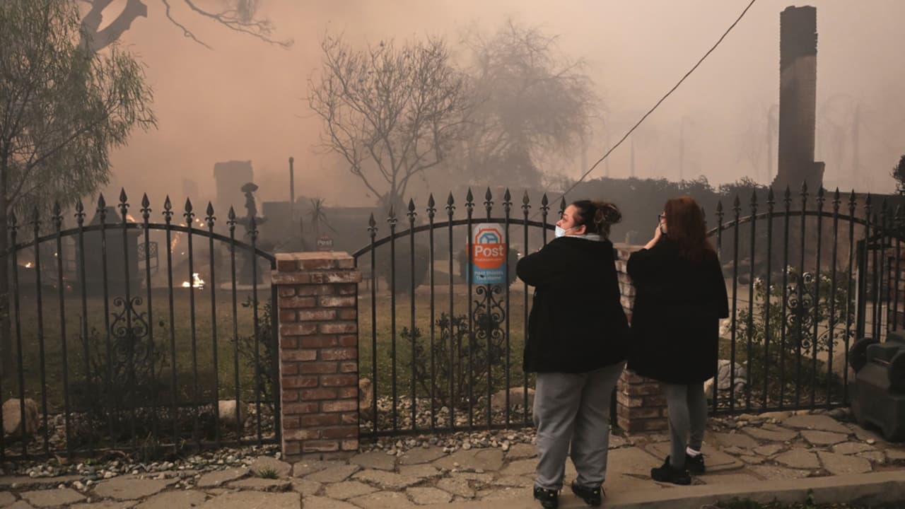 Muchos hogares están quedando calcinados debido a que, en el momento de la evacuación, las llaves del gas quedan abiertas. Un heroico hispano llamado Ángel es consciente de los riesgos que conlleva esta emergencia, por lo que intenta ingresar a las casas y buscar mangueras para aplacar el fuego mientras llegan los bomberos. “Al fin y al cabo todos somos vecinos”, dice el buen samaritano.
