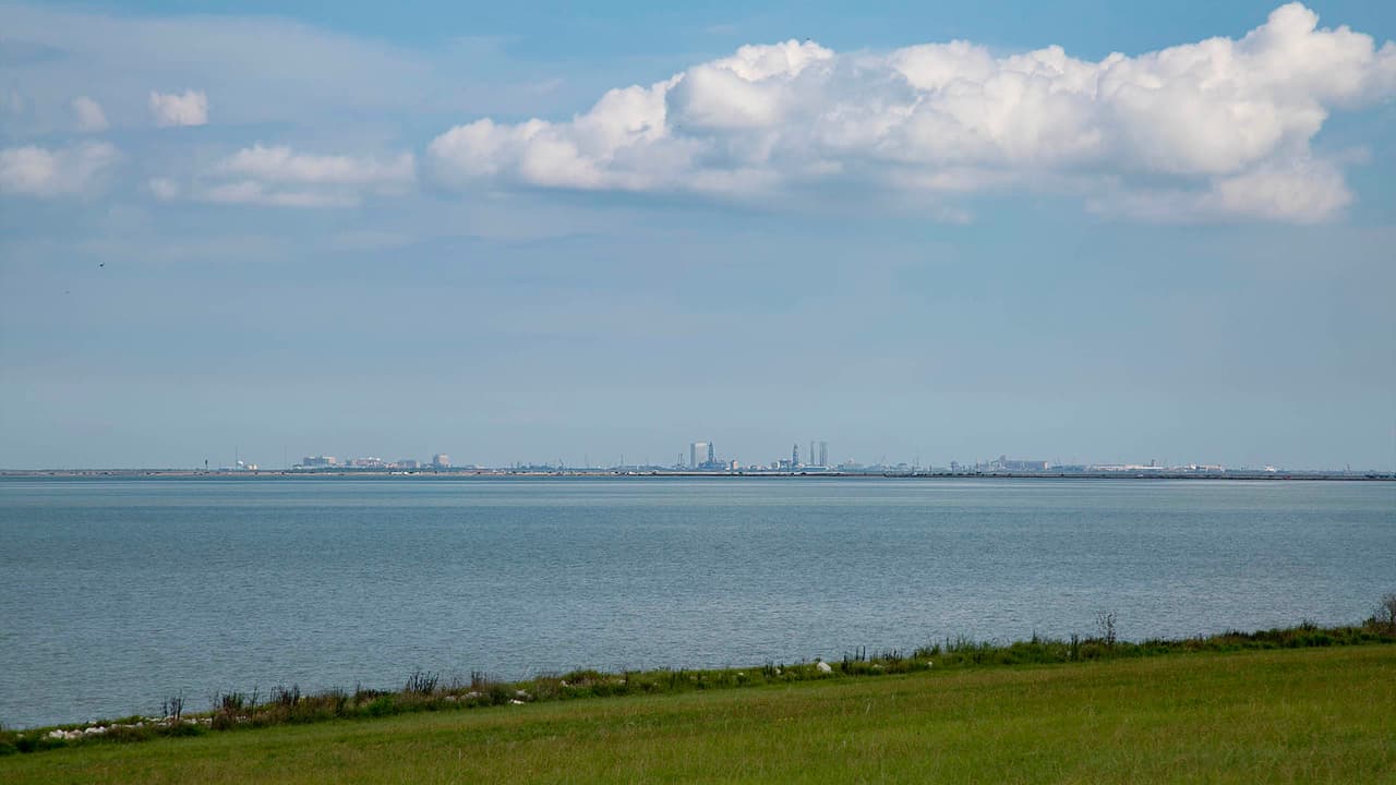 Justo antes de llegar a la entrada del Texas City Dike, hay un desvío hacia la izquierda hacia una carretera recta donde podrás disfrutar paisajes costeros.