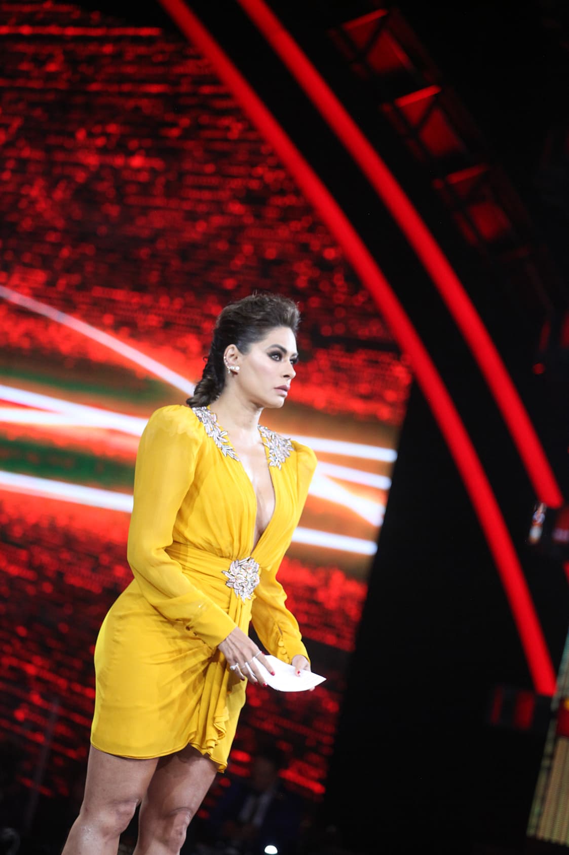 "Elegimos un color amarillo mostaza y 'muslón', dice Mateo; además de zapato brillosón", explicó Galilea.