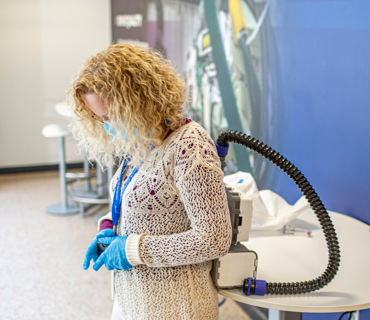 Producción de respiradores con un diseño totalmente nuevo a cargo de Ford. Este dispositivo ayuda a proteger a los profesionales de la salud que están en contacto directo con personas contagiadas.