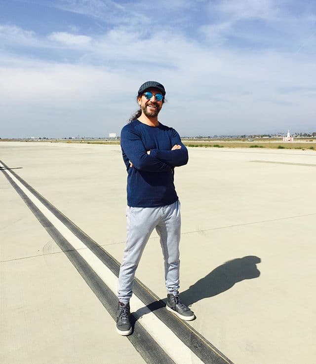 De este segundo disco se desprendió el tema "La venia bendita", que durante más de 25 semanas ocupó el primer lugar de popularidad en Estados Unidos.